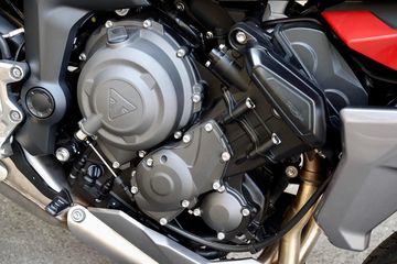 Triumph Tiger 660 2023 sử dụng chung động cơ với người anh em Trident 660