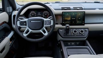 Trang bị an toàn của Land Rover Defender 130 cũng khá cao cấp và đầy đủ