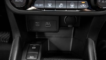 Nissan Kicks 2023 e-POWER trang bị khá nhiều cổng sạc dành cho các thiết bị di động thông minh