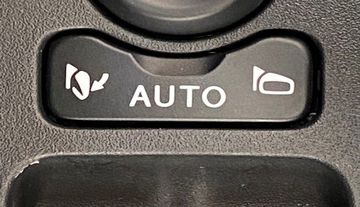 Bạn phải đưa nút gập/mở gương điện về vị trí Auto thì gương mới tự động gập khi bấm lock trên Smartkey