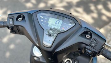 Mặt đồng hồ LCD đơn sắc, đặc biệt vẫn dễ nhìn trong điều kiện nắng gắt