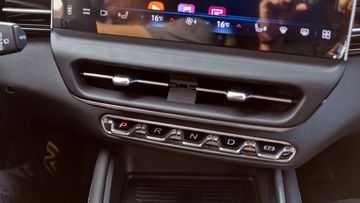 VinFast VF 7 2024 trang bị cần số điện tử và thiết kế kiểu phím bấm piano khá sang trọng