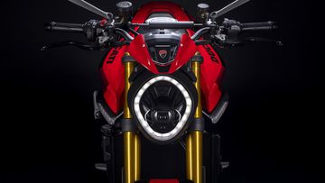 Đèn pha trên xe Ducati Monster 2023 gây ấn tượng với tạo hình quả trứng