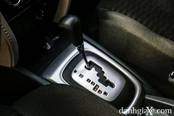 Cần số của Toyota Rush 2021 đặt khá vừa tầm người lái, kể cả độ cao cũng được thiết kế khá ổn.