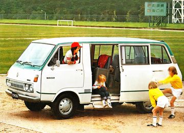 Hiace thế hệ đầu thường được dùng như một chiếc xe gia đình