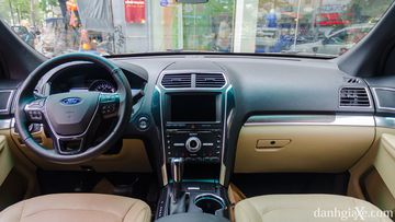 Tổng thể khoang lái Ford Explorer 2017