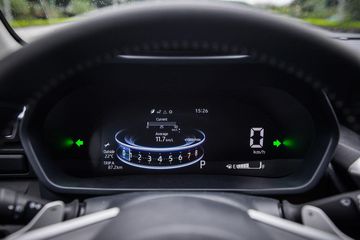 Ngay sau vô lăng là cụm đồng hồ dạng digital với màn hình TFT hiển thị thông số vận hành 