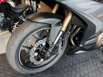 Honda CBR500R 2023 chạy tr&ecirc;n bộ m&acirc;m đ&uacute;c 17 inch, c&oacute; thiết kế 5 chấu k&eacute;p đẹp mắt