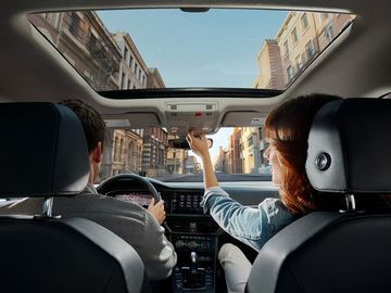 Hãng xe Đức còn đầu tư cho Jetta 2023 cửa sổ trời toàn cảnh đầy khoáng đạt