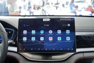 Phiên bản Premium trang bị màn hình lớn đến 15,6 inch, cho cảm giác như một chiếc tivi ngay chính giữa bảng táp lô.