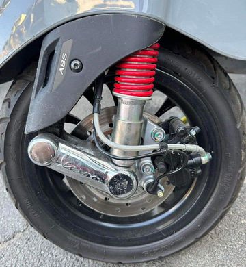 Vespa Sprint 2023 cũng được trang bị hệ thống chống bó cứng phanh ABS cho bánh trước