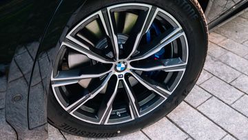 BMW X6 2023 cũng đi kèm với bộ la-zăng thể thao M kích thước 20 inch trọng lượng nhẹ