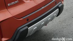 Ốp cản gầm bạc tương đồng với phía trước