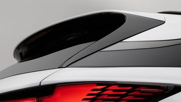 Tất cả phiên bản Lexus RX 2023 được trang bị cánh lướt gió trên cao
