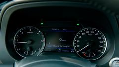 Đồng hồ dạng cơ truyền thống của Nissan Navara được trang bị 1 màn hình đa thông tin 7 inch khá hiện đại