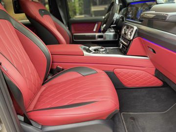 Ghế ngồi trên Mercedes G63 AMG 2023 bọc da Designo độc quyền với bề mặt thêu họa tiết hình thoi bắt mắt, đính kèm logo AMG