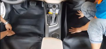 Thảm lót sàn giúp sàn xe luôn sạch sẽ, dễ lau chùi, không thấm nước