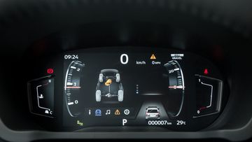 Cụm đồng hồ thông số trên Pajero Sport đã thay bằng dạng LCD với kích thước 8 inch, cho phép tùy chỉnh 3 giao diện