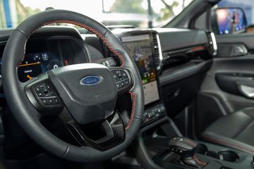 Điểm nhấn mới của Stormtrak là phần viền đỏ xuyên suốt các chi tiết nội thất