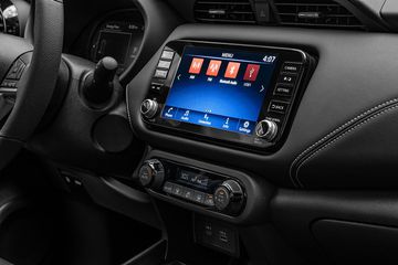 Các phiên bản Nissan Kicks 2023 được trang bị màn hình giải trí trung tâm cảm ứng 8 inch với các phím chức năng bổ sung bố trí gọn gàng hai bên