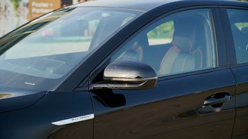 Gương chiếu hậu BYD Atto 3 cũng có thiết kế bo tròn đồng bộ với ngôn ngữ tổng thể