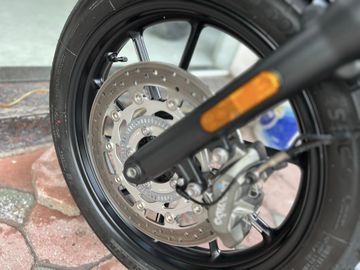 Triumph Speed Twin 900 2023 sở hữu hệ thống phanh trước Brembo 4 pít-tông cao cấp
