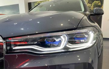 Cụm đèn pha dạng LED được ứng dụng BMW Laserlight, có khả năng tự động bật/tắt và độ chiếu xa lên đến 600 mét