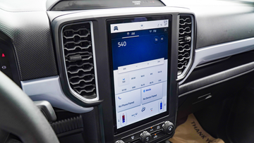 Màn hình giải trí trung tâm cỡ lớn, được đặt dọc trên Ford Ranger 2024