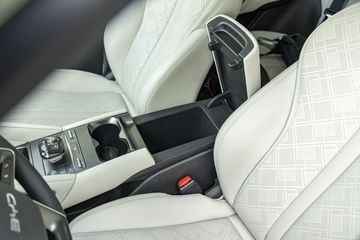 BYD ATTO 2 2025 cũng trang bị phần bệ tỳ tay được bọc da giúp cảm giác sờ chạm êm ái và tinh tế hơn