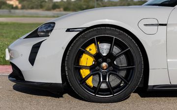 Phanh xe màu vàng nổi bật ẩn sau la-zăng Porsche Taycan 2024