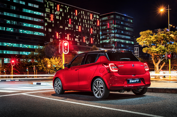 Bốn bánh xe của New Swift 2021 đẩy rộng ra các góc thân xe giúp gia tăng khả năng bám đường