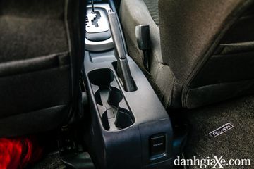 Chỗ nghỉ tay dành cho người lái trên Toyota Rush 2021 tiếp tục lại là nhược điểm.