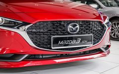 Mặt ca lăng Mazda3 2021 mở rộng, thay đổi hoạ tiết nhựa đan chéo