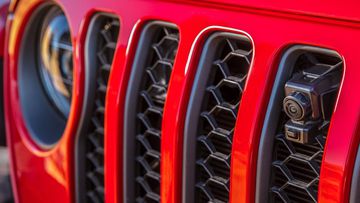 Jeep Gladiator 2023 còn trang bị camera hỗ trợ quan sát địa hình trước sau, giúp việc Off-road nhàn hơn