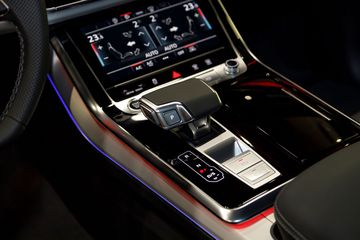 Audi Q7 2025 tiếp tục trang bị cần số điện tử với tay nắm kiểu máy bay hiện đại