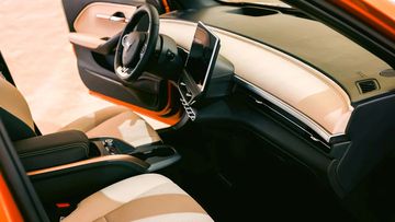 Bảng táp lô VinFast VF 6 2024 nghiêng về phía người lái giúp dễ dàng kiểm soát và vận hành xe