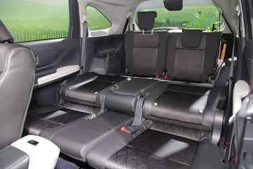 Toyota Veloz Cross 2023 được trang bị hệ thống ghế ngồi bọc da pha nỉ hai tone màu tối