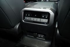 Cổng sạc USB Type-C cho hàng ghế thứ hai