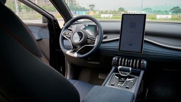 Màn hình trung tâm giải trí BYD Atto 3 2024 cũng có thể xoay dọc hoặc ngang khá tiện lợi