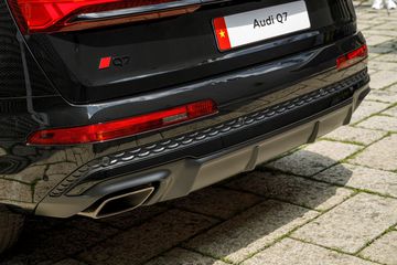 Đuôi xe Audi Q7 2025 tiếp nối phong cách thể thao của phiên bản tiền nhiệm khi trang bị ống xả kép