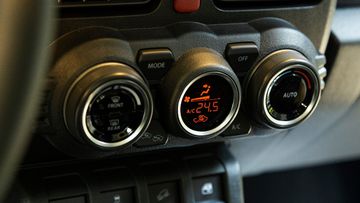 Hệ thống điều hòa Suzuki Jimny 2024 hiện đại với giao diện điều khiển điện tử
