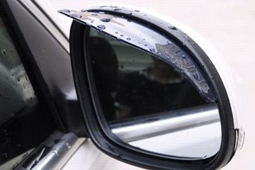 Mẹo xử lý mờ kính, nhòe gương khi lái xe ô tô trời mưa 4