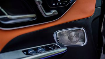 Phiên bản GLC 300 4MATIC trang bị hệ thống âm thanh vòm Burmester 3D cao cấp