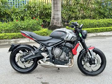 Triumph Trident 660 2023 màu xám bạc đỏ