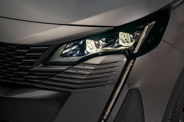 Cả 2 phiên bản AL và GT đều được sử dụng bóng LED Projector và bổ sung công nghệ tự động cân bằng góc chiếu để phù hợp với tải trọng xe ở từng thời điểm.