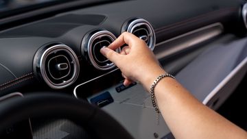 Mercedes-Benz GLC 2023 tiếp tục trang bị hệ thống điều hòa khí hậu tự động 2 vùng THERMATIC