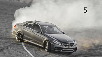AMG PERFORMANCE 4MATIC. Tất cả phục vụ thể thao: tăng tốc nhanh nhất, cảm giác lái phiêu nhất, dễ tạo ra Slides hoặc thậm chí Drift.