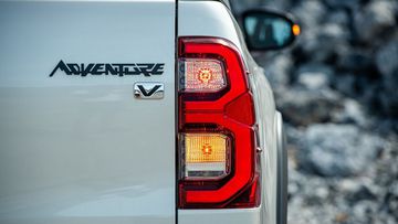 Đèn hậu Toyota Hilux 2024 tiếp tục sử dụng bóng LED với họa tiết hiện đại