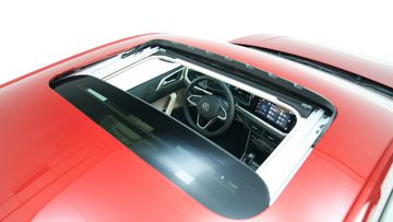 Volkswagen Virtus 2023 cũng được trang bị cửa sổ trời chỉnh điện trên phiên bản Luxury