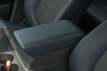 Việc bổ sung bệ để tay bọc da cùng với hộc để khăn giấy và khay đựng cốc đem đến nhiều tiện lợi